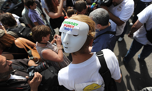 Участники акции в поддержку группы Pussy Riot у здания Таганского суда.