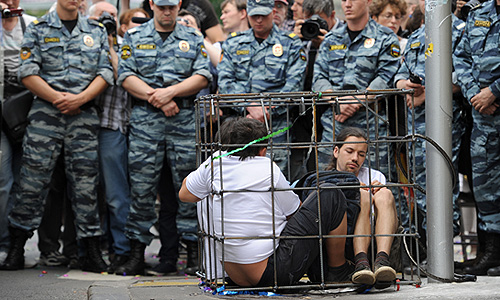 Участники акции в поддержку группы Pussy Riot у здания Таганского суда.