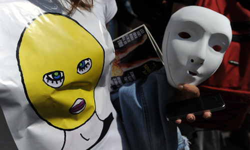 Участница акции в поддержку группы Pussy Riot у здания Таганского суда.