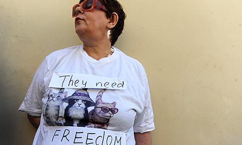 Участница акции в поддержку группы Pussy Riot у здания Таганского суда.