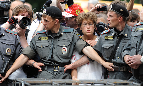 Участники акции в поддержку группы Pussy Riot у здания Таганского суда.