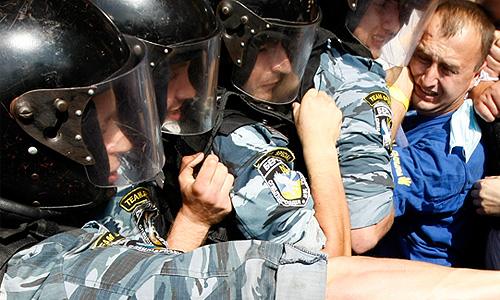 Столкновение оппозиции и милиции возле Украинского дома, где должна была состояться пресс-конференция президента Украины Виктора Януковича по поводу принятия закона о статусе русского языка.