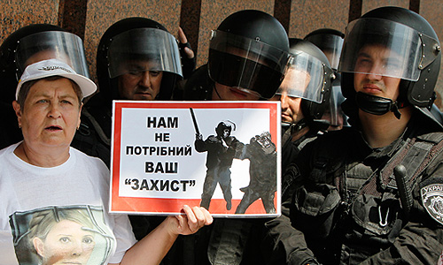 Столкновение оппозиции и милиции возле Украинского дома, где должна была состояться пресс-конференция президента Украины Виктора Януковича по поводу принятия закона о статусе русского языка.