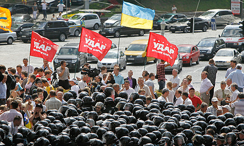 Столкновение оппозиции и милиции возле Украинского дома, где должна была состояться пресс-конференция президента Украины Виктора Януковича по поводу принятия закона о статусе русского языка.