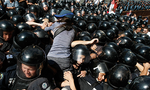 Столкновение оппозиции и милиции возле Украинского дома, где должна была состояться пресс-конференция президента Украины Виктора Януковича по поводу принятия закона о статусе русского языка.