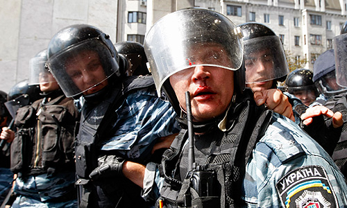 Столкновение оппозиции и милиции возле Украинского дома, где должна была состояться пресс-конференция президента Украины Виктора Януковича по поводу принятия закона о статусе русского языка.