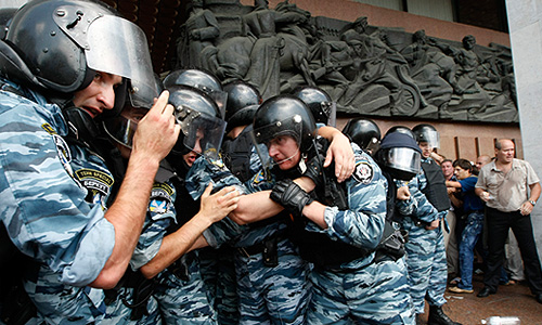 Как сообщалось, Верховная Рада Украины на заседании во вторник 248 голосами приняла закон "Об основах государственной языковой политики", значительно расширяющий сферу применения русского языка. Председатель Верховной Рады Владимир Литвин в момент голосования отсутствовал в зале. Вел заседание его первый заместитель Адам Мартынюк. Спикер ранее заявлял, что "языковый" законопроект из-за его неготовности не может быть рассмотрен в ходе нынешней сессии, которая завершается 6 июля.