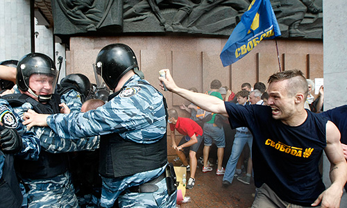 Между митингующими и правоохранителями произошли несколько стычек, применялся слезоточивый газ. В среду представители оппозиции вместе с участниками акции против "языкового" закона, перекрыли все подходы к Украинскому дому, где была запланирована пресс-конференции президента Украины Виктора Януковича.