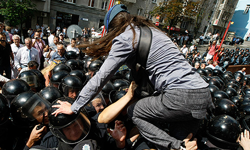 Столкновение оппозиции и милиции возле Украинского дома, где должна была состояться пресс-конференция президента Украины Виктора Януковича по поводу принятия закона о статусе русского языка.