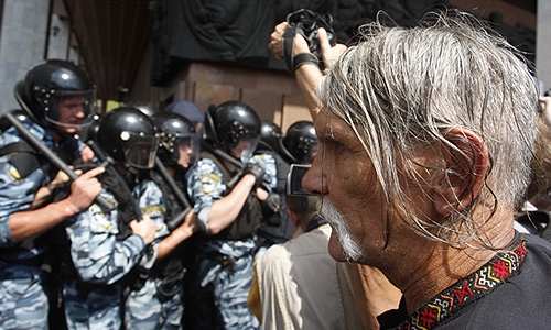Между митингующими и правоохранителями произошли несколько стычек, применялся слезоточивый газ. В среду представители оппозиции вместе с участниками акции против "языкового" закона, перекрыли все подходы к Украинскому дому, где была запланирована пресс-конференции президента Украины Виктора Януковича.