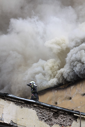Всего в тушении пожара принимали участие 47 пожарных расчетов, в ангар было подано 18 водяных стволов.