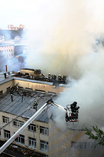 Прибывшие на мето пожарные услышали в горящем здании сильные хлопки. По предварительным оценкам, огонь бушевал на 2 тыс. квадратных метров, позднее эту цифру сократили до 1,5 тысячи.