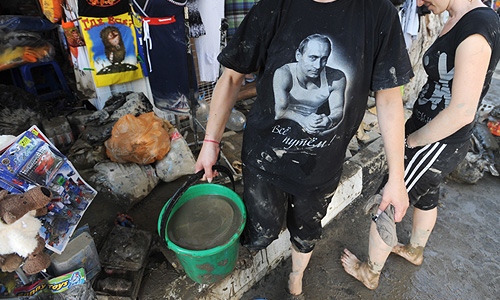 На одной из улиц города Дивноморска после наводнения.