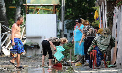 На одной из улиц города Дивноморска после наводнения.