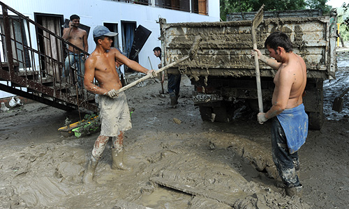На одной из улиц города Дивноморска после наводнения.