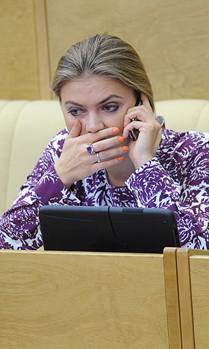 Член комитета ГД РФ по физической культуре, спорту и делам молодежи Алина Кабаева на пленарном заседании Государственной Думы РФ, посвященном вопросу о ратификации протокола о присоединении России к Всемирной торговой организации (ВТО).