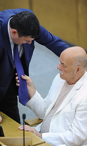 Заместитель председателя комитета ГД по безопасности и противодействию коррупции Александр Хинштейн и режиссер, депутат Госдумы Станислав Говорухин (слева направо) на пленарном заседании Государственной Думы РФ, посвященном вопросу о ратификации протокола о присоединении России к Всемирной торговой организации (ВТО).