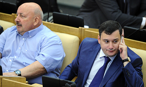 Заместитель председателя комитета ГД по безопасности и противодействию коррупции Александр Хинштейн (справа) на пленарном заседании Государственной Думы РФ, посвященном вопросу о ратификации протокола о присоединении России к Всемирной торговой организации (ВТО).