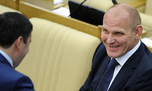 Член комитета Госдумы РФ по международным делам Александр Карелин (справа) на пленарном заседании Государственной Думы РФ, посвященном вопросу о ратификации протокола о присоединении России к Всемирной торговой организации (ВТО).