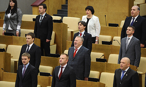 Члены фракции ЛДПР во время исполнения государственного гимна на завершающем заседании весенней сессии Государственной думы.