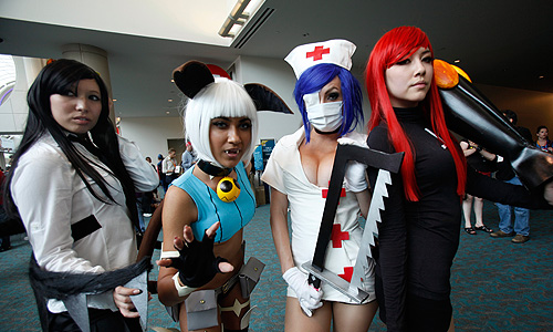 Девушки в костюмах персонажей из игры Skullgirls.