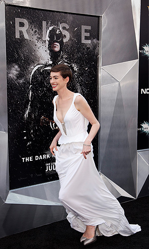 Актриса Энн Хэтэуэй на премьере фильма "Темный рыцарь: Возрождение легенды" в Нью-Йорке.