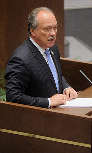 Заместитель председателя Комитета Совета Федерации по экономической политике Юрий Росляк на заседании Совета Федерации