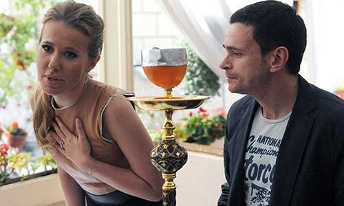 Телеведущая Ксения Собчак и оппозиционер Илья Яшин на благотворительном аукционе "Добрый вечер" по сбору средств пострадавшим от наводнения на Кубани в ресторане "Твербуль".