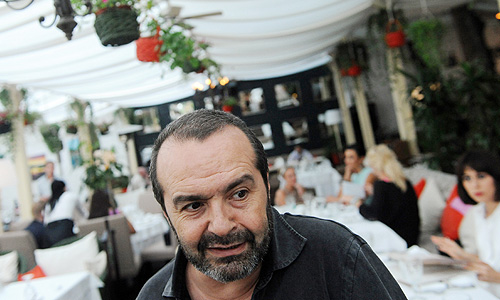 Журналист и писатель Виктор Шендерович на благотворительном аукционе "Добрый вечер" по сбору средств пострадавшим от наводнения на Кубани в ресторане "Твербуль".