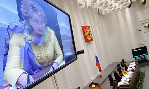 Сенаторы поддержали четыре закона, которые активно критиковались на стадии рассмотрения в Госдуме: законы о полном запрете рекламы алкоголя в Интернете и печатных изданиях, о "черных списках" в Сети, клевете и об "иностранных агентах".