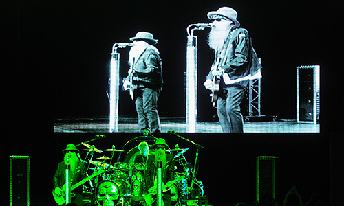 Участники американской группы ZZ Top Дасти Хилл и Билли Гиббонс (слева направо) во время выступления в "Крокус Сити Холл".