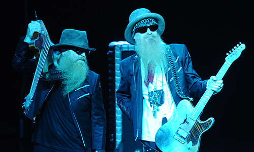 Участники американской группы ZZ Top Дасти Хилл и Билли Гиббонс (слева направо) во время выступления в "Крокус Сити Холл".