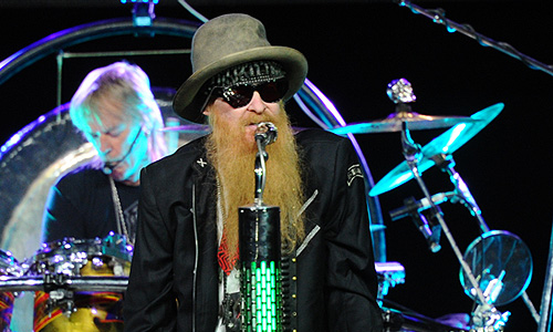 Билли Гиббонс во время выступления в "Крокус Сити Холл".