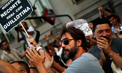 Актер Хавьер Бардем присоединился к участникам мадридской демонстрации. На плакате написано: "Наши урезания будут гильотиной".