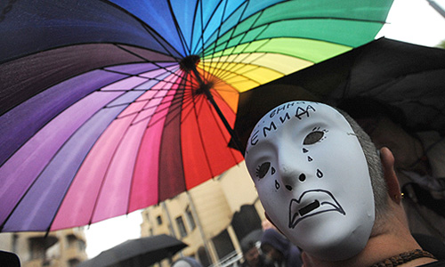 Участник акции у здания Хамовнического суда, где проходят слушания по делу участниц панк-группы Pussy Riot.