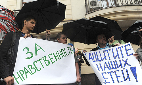 Участники акции у здания Хамовнического суда, где проходят слушания по делу участниц панк-группы Pussy Riot.