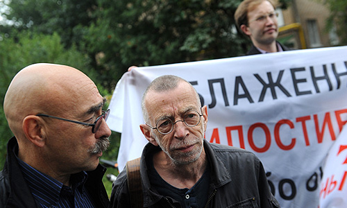 Художник-карикатурист Андрей Бильжо и поэт Лев Рубинштейн (слева направо на первом плане) во время акции у здания Хамовнического суда, где проходят слушания по делу участниц панк-группы Pussy Riot.