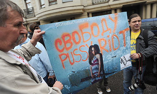Участники акции у здания Хамовнического суда, где проходят слушания по делу участниц панк-группы Pussy Riot.