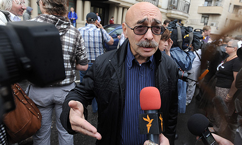 Художник-карикатурист Андрей Бильжо во время акции у здания Хамовнического суда, где проходят слушания по делу участниц панк-группы Pussy Riot.