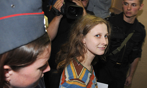 Участница Pussy Riot Мария Алехина, обвиняемая в хулиганстве в храме Христа Спасителя, перед началом заседания в Хамовническом суде.