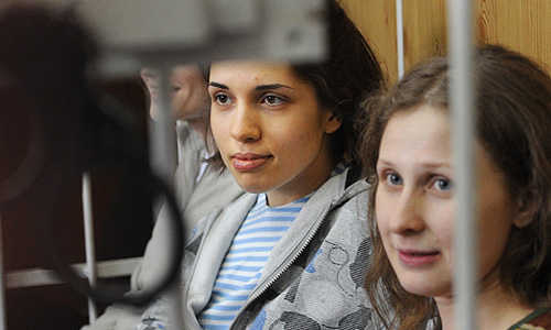 Участницы Pussy Riot Надежда Толоконникова и Мария Алехина (слева направо), обвиняемые в хулиганстве в храме Христа Спасителя, перед началом заседания в Хамовническом суде.