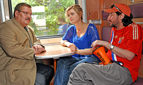 Актеры Юрий Кузнецов-Таежный в роли Михаила Круга, Ольга Смирнова в роли Ирины и режиссер Тимур Кабулов (слева направо) на съемках четырехсерийного художественного фильма "Легенды о Круге" по сценарию Ильи Шиловского.