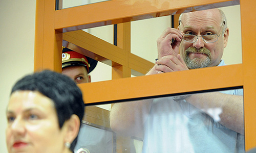 Бывший начальник Главного военно-медицинского управления Минобороны РФ Александр Белевитин, признанный виновным в служебных злоупотреблениях и получении крупных взяток, со своим адвокатом перед оглашением приговора в Московском окружном суде.