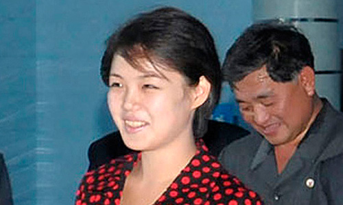 Центральное телевидение КНДР в среду сообщило о том, что руководитель страны Ким Чен Ын женится. Его избранницей названа Ли Суль Чжу. Никаких других данных ни об избраннице, ни о торжествах, не приводится. Ранее в этом году на нескольких торжественных мероприятиях рядом с Ким Чен Ыном видели молодую женщину, о которой ничего не было известно.