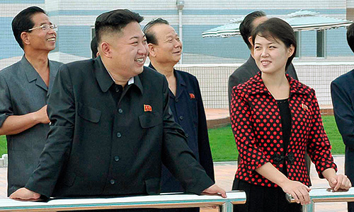 Центральное телевидение КНДР в среду сообщило о том, что руководитель страны Ким Чен Ын женится. Его избранницей названа Ли Суль Чжу. Никаких других данных ни об избраннице, ни о торжествах, не приводится. Ранее в этом году на нескольких торжественных мероприятиях рядом с Ким Чен Ыном видели молодую женщину, о которой ничего не было известно.