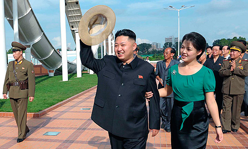 Центральное телевидение КНДР в среду сообщило о том, что руководитель страны Ким Чен Ын женится. Его избранницей названа Ли Суль Чжу. Никаких других данных ни об избраннице, ни о торжествах, не приводится. Ранее в этом году на нескольких торжественных мероприятиях рядом с Ким Чен Ыном видели молодую женщину, о которой ничего не было известно.