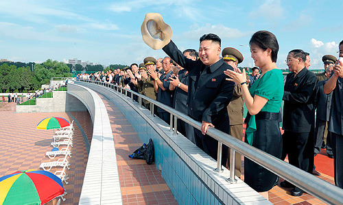 Центральное телевидение КНДР в среду сообщило о том, что руководитель страны Ким Чен Ын женится. Его избранницей названа Ли Суль Чжу. Никаких других данных ни об избраннице, ни о торжествах, не приводится. Ранее в этом году на нескольких торжественных мероприятиях рядом с Ким Чен Ыном видели молодую женщину, о которой ничего не было известно.