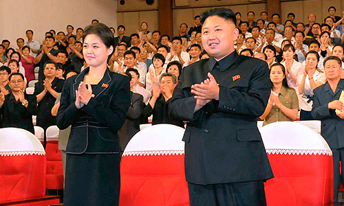 Центральное телевидение КНДР в среду сообщило о том, что руководитель страны Ким Чен Ын женится. Его избранницей названа Ли Суль Чжу. Никаких других данных ни об избраннице, ни о торжествах, не приводится. Ранее в этом году на нескольких торжественных мероприятиях рядом с Ким Чен Ыном видели молодую женщину, о которой ничего не было известно.