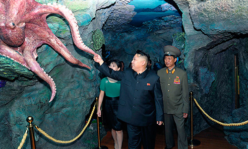 Центральное телевидение КНДР в среду сообщило о том, что руководитель страны Ким Чен Ын женится. Его избранницей названа Ли Суль Чжу. Никаких других данных ни об избраннице, ни о торжествах, не приводится. Ранее в этом году на нескольких торжественных мероприятиях рядом с Ким Чен Ыном видели молодую женщину, о которой ничего не было известно.