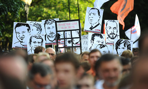 Участники митинга оппозиции "Комитет 6 мая" в защиту обвиняемых и подозреваемых по делу о массовых беспорядках на Болотной площади.